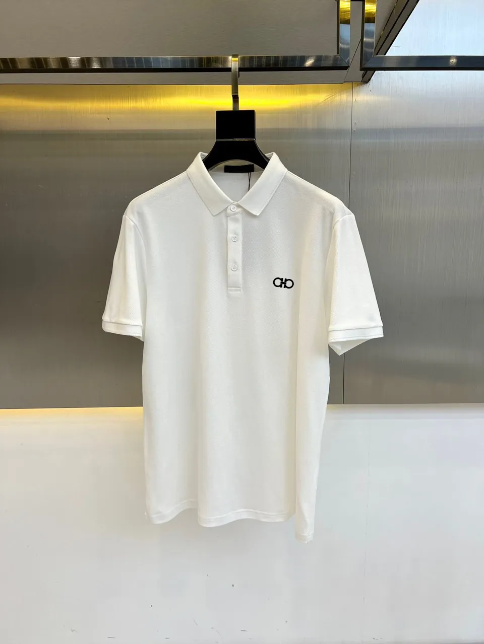 Ferragamo's new spring and summer men's fashion business casual Polo shirt is a casual short-sleeved shirt dominated by fabrics and craftsmanship. It abandons the previous style and tone and takes a minimalist route. It is very pure and neat. The Classic version is calm and atmospheric, and it is easy to highlight the texture. It is also a widely compatible color, which can be business or casual fashion, both solemn and harmonious, with a full aura! The piqué mercerized cotton fabric supplied by customers has excellent tactile experience, first-class tailoring, extremely smooth and perfect lines, impeccable details, and a strong overall sense of quality. A must-buy in spring and summer! M-3XL